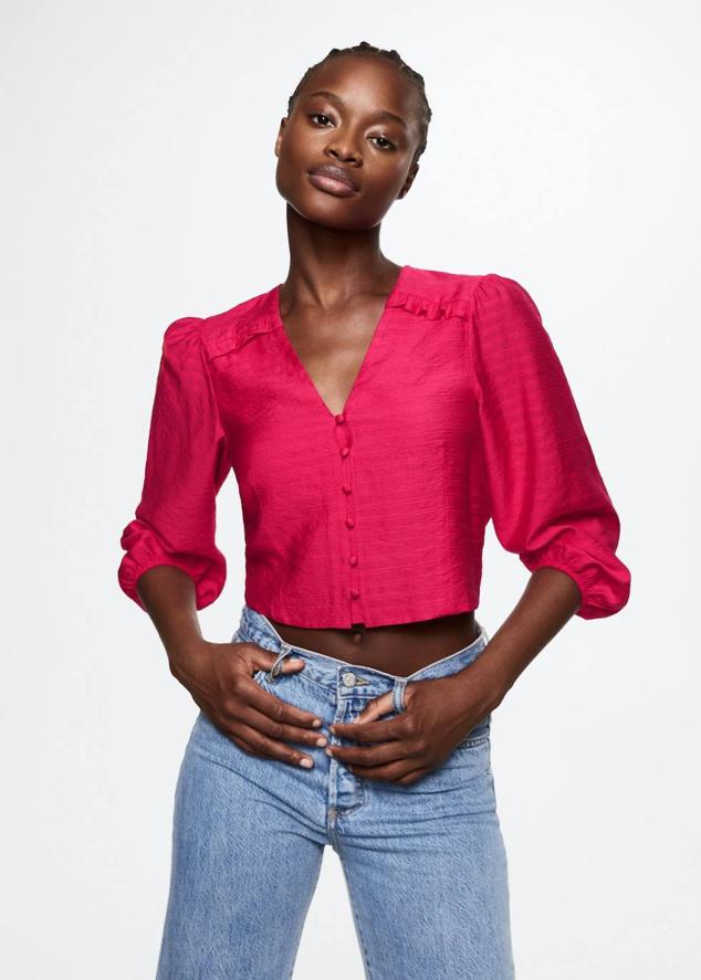 Blusa con escote de pico, manga larga abullonada, detalle de botones y volantes, tono frambuesa, de Mango. Su precio rebajado es de 19,99 euros.