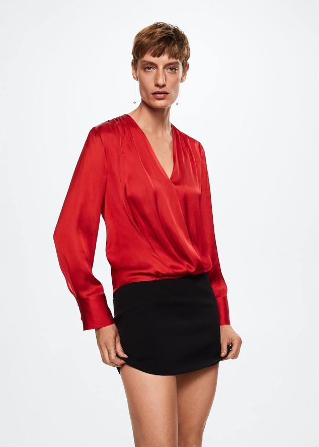 Blusa en tejido satinado con corte fluido, diseño cruzado, escote pronunciado y manga larga, color rojo, de Mango. Consíguela con descuento por 19,99 euros.