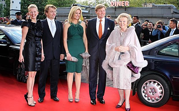 Friso de Holanda junto a su mujer Mabel, Guillermo de Orange, Máxima y la reina Beatriz.