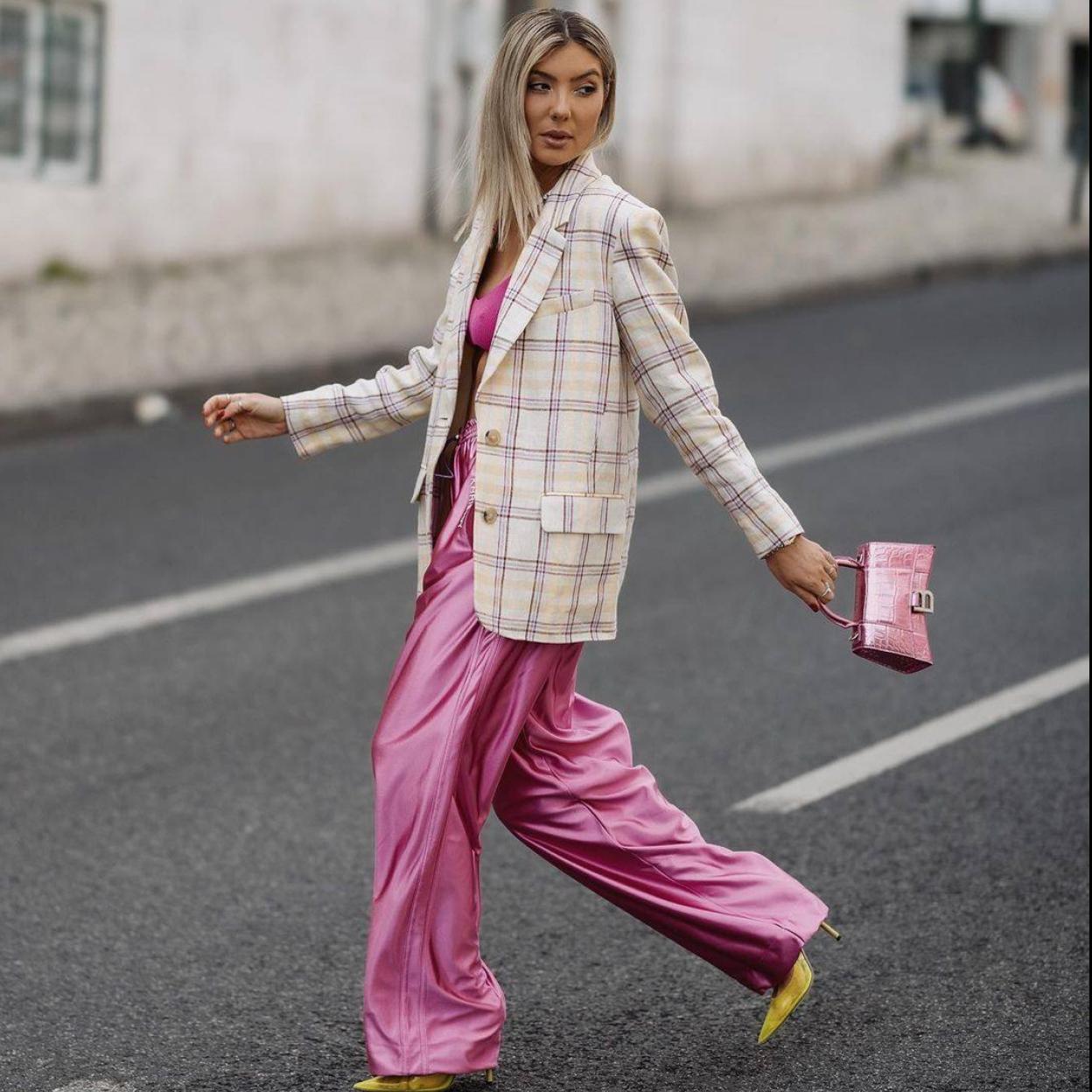 La influencer lleva unos pantalones satinados que le aportan el toque chic y elegante al look