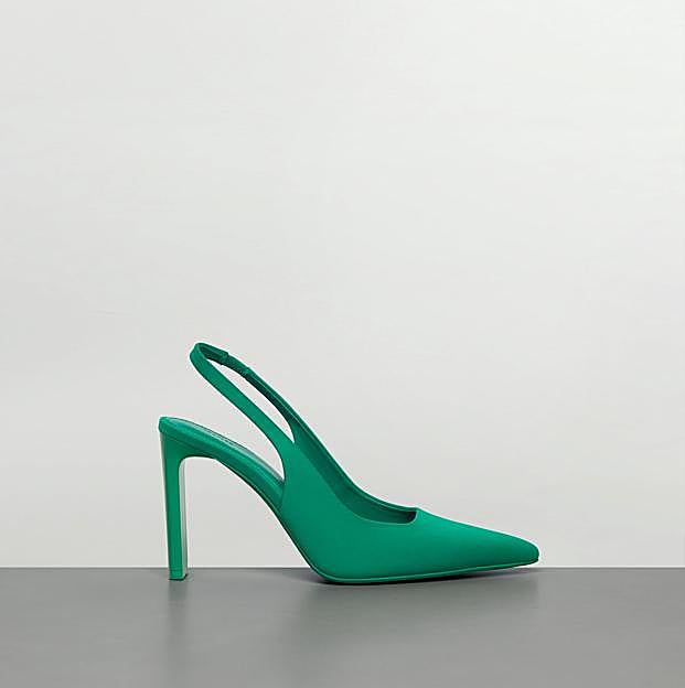 Zapato de tacón destalonado en verde de Lefties