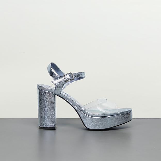 Zapato de tacón con plataforma en plateado de Lefties (9,99 euros).