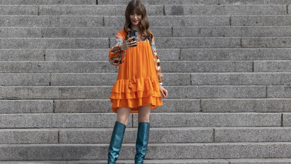 Así se llevan las botas altas en 2023, el calzado estrella y favorito de Emily in París