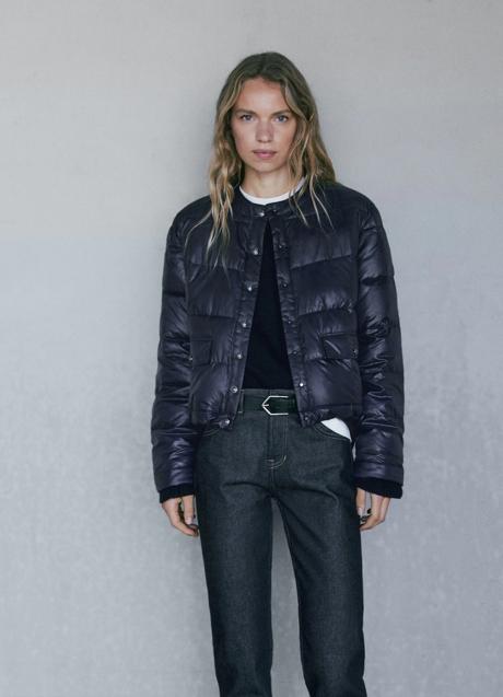 Imagen - Anorak corto en color azul de Massimo Dutti. Foto: Massimo Dutti.