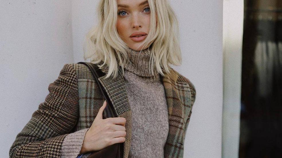 La modelo lleva un look invernal con chaqueta y pantalón en estampado de cuadros