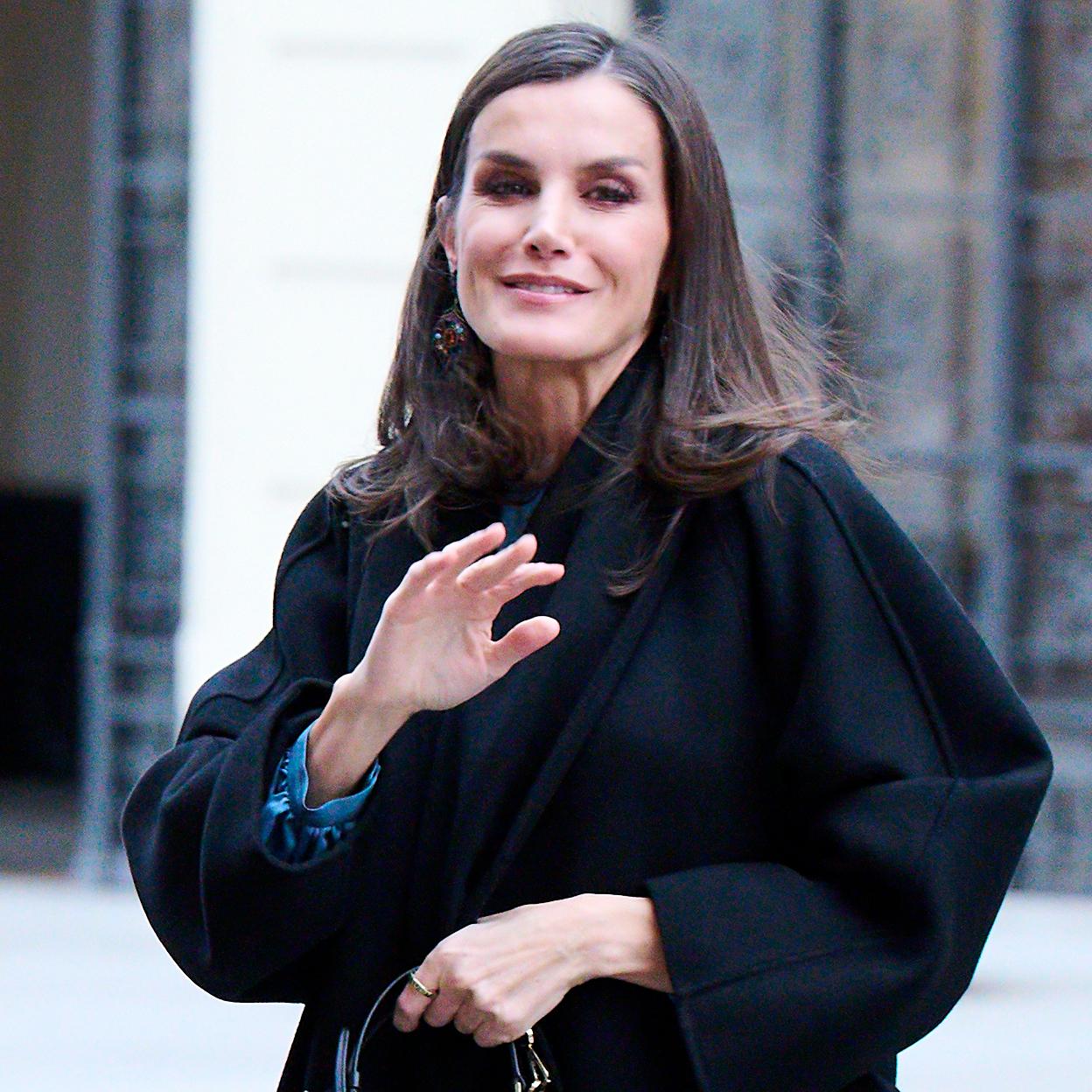 La reina Letizia decidió no acompañar al rey Felipe en su viaja de esquí con amigos. Prefirió acudir a un partido de waterpolo femenino. 