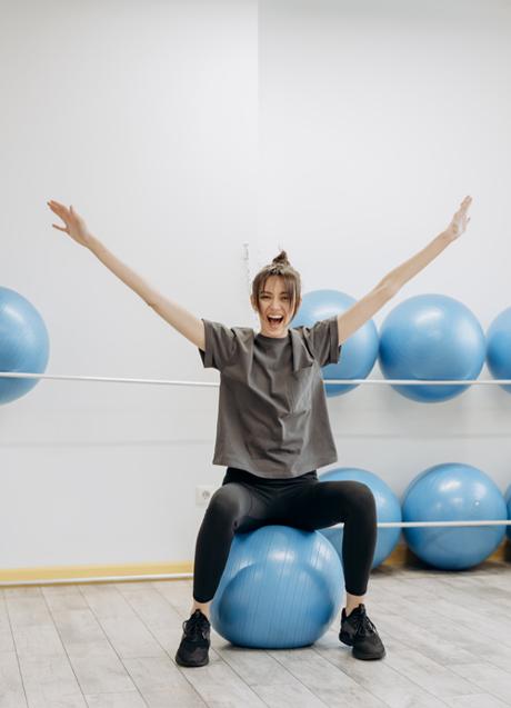Imagen - Mujer con pelota de Pilates/PEXELS