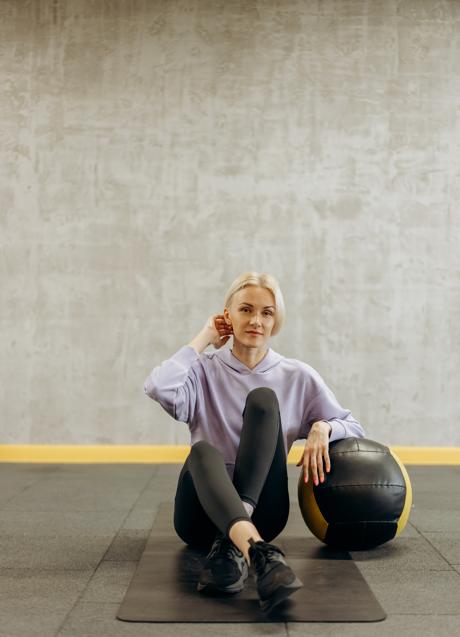 Imagen - Mujer con pelota Pilates/PEXELS