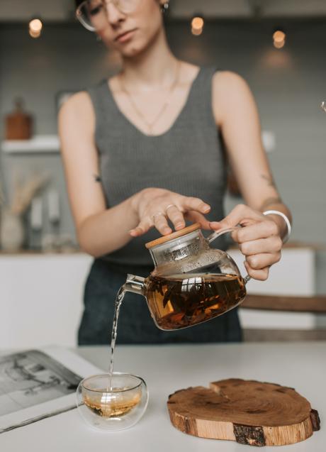 Imagen - Mujer sirviendo té negro/PEXELS