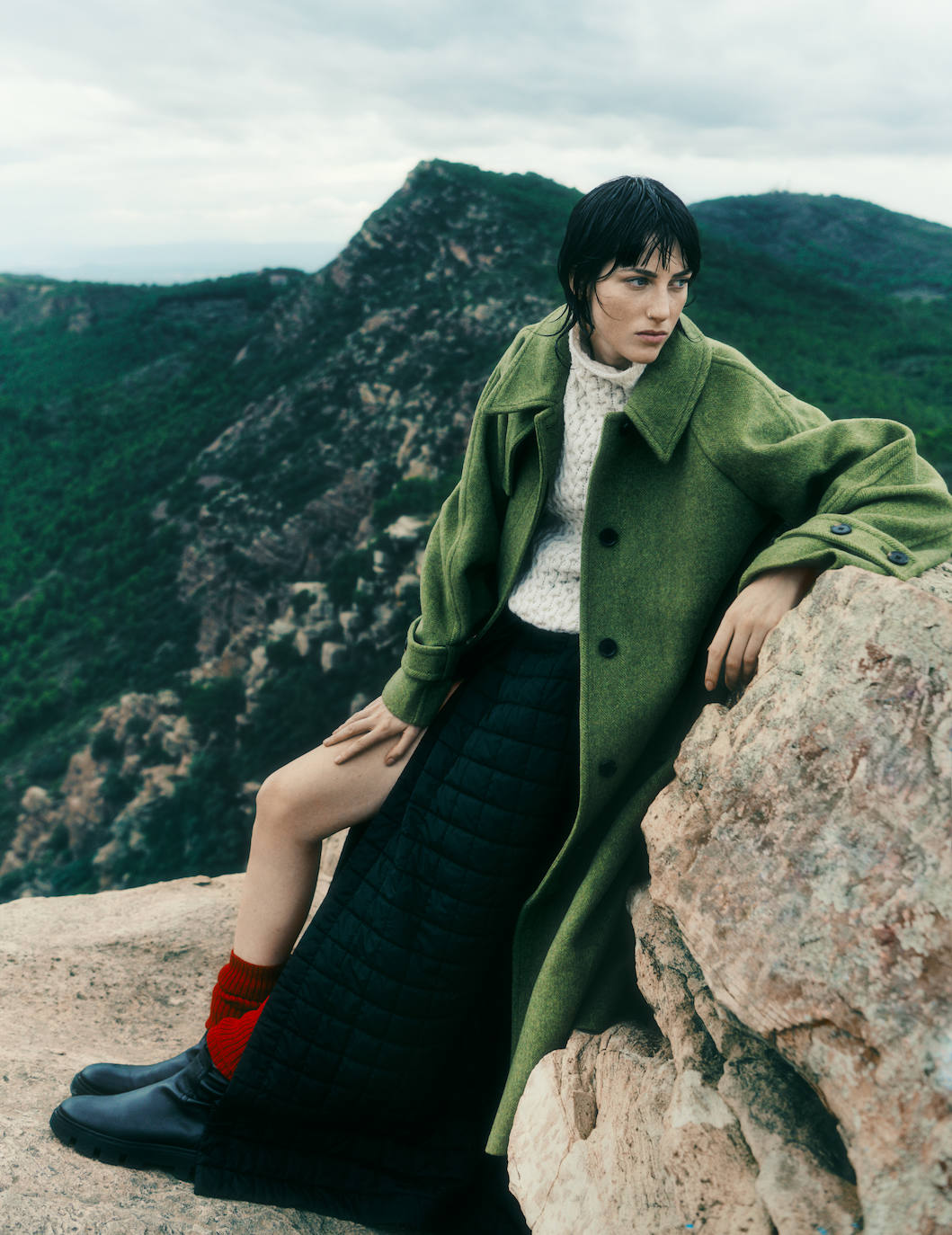 Abrigo de Cos; chaleco de punto, de Polo Ralph Lauren; falda acolchada de Max Mara; calentadores de Ramón Gurillo y botas de Geox.