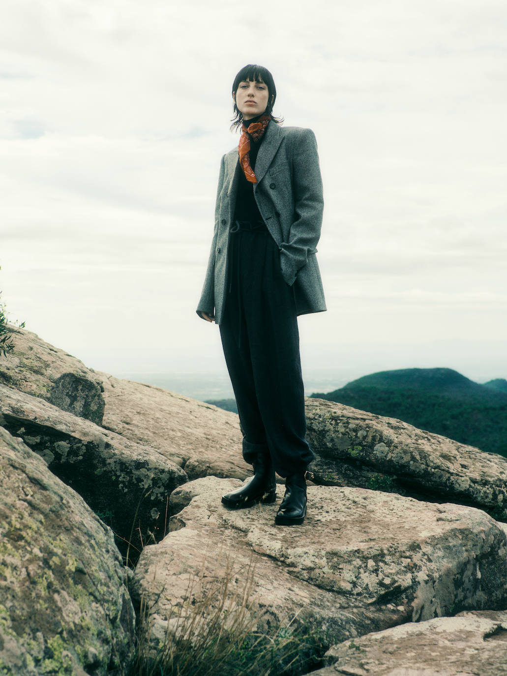 Blazer de Sportmax, jersey de Max Mara, pantalón de Emporio Armani, pañuelo de Yerse y botas de Tod’s.