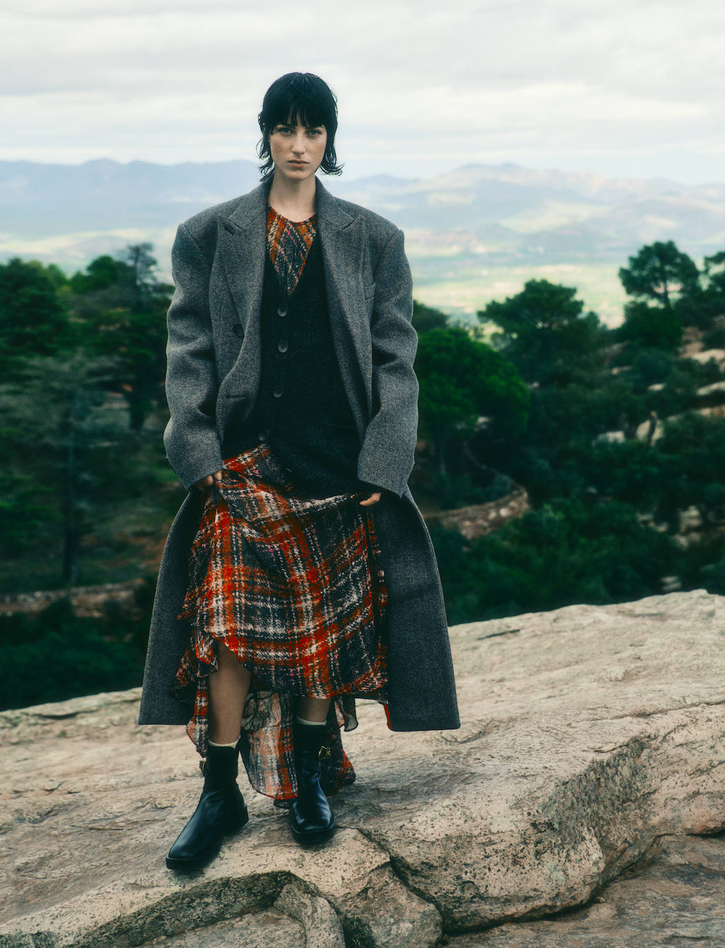 Abrigo de espiga, de Sportmax; vestido tartán y chaqueta de punto, de Ramón Gurillo; y botas de Tod’s.