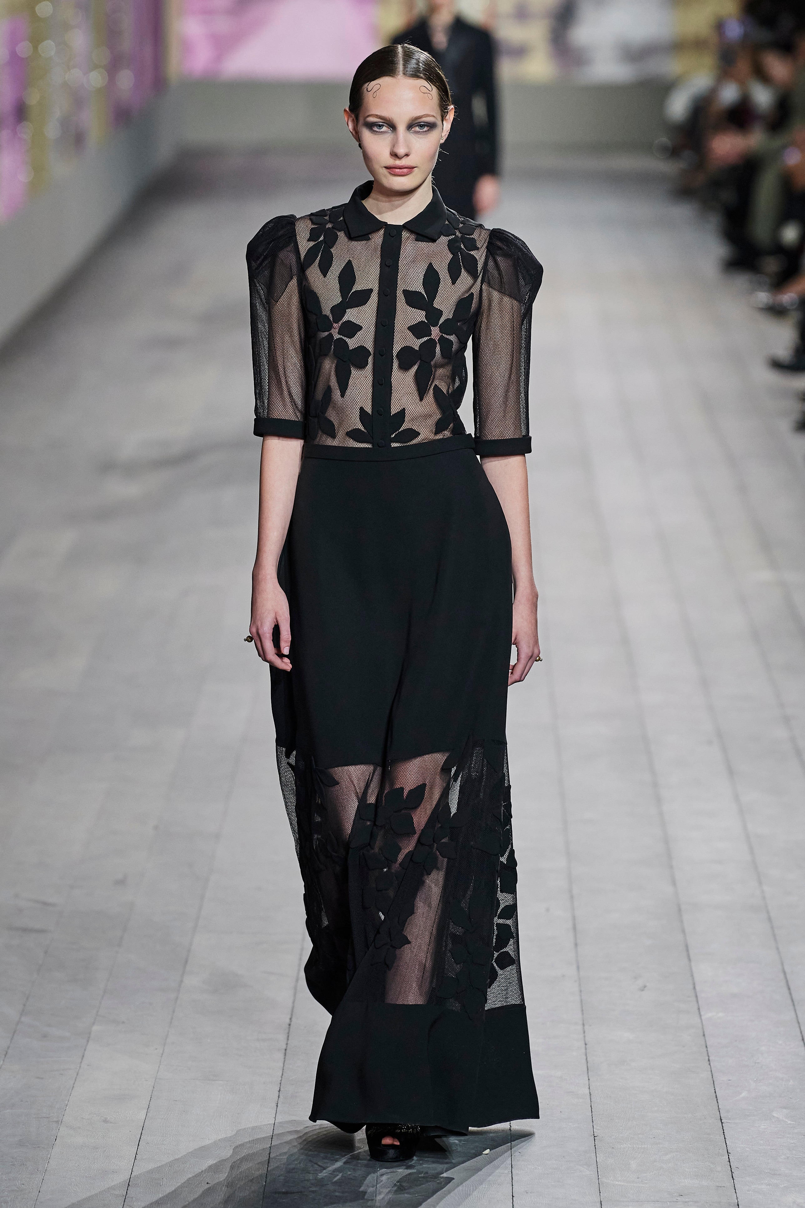 Feminidad, delicadeza, glamour, elegancia... Las transparencias veladas con flores bordadas crean uno de los looks de pasarela que, seguro, más inspirarán las tendencias la próxima temporada.