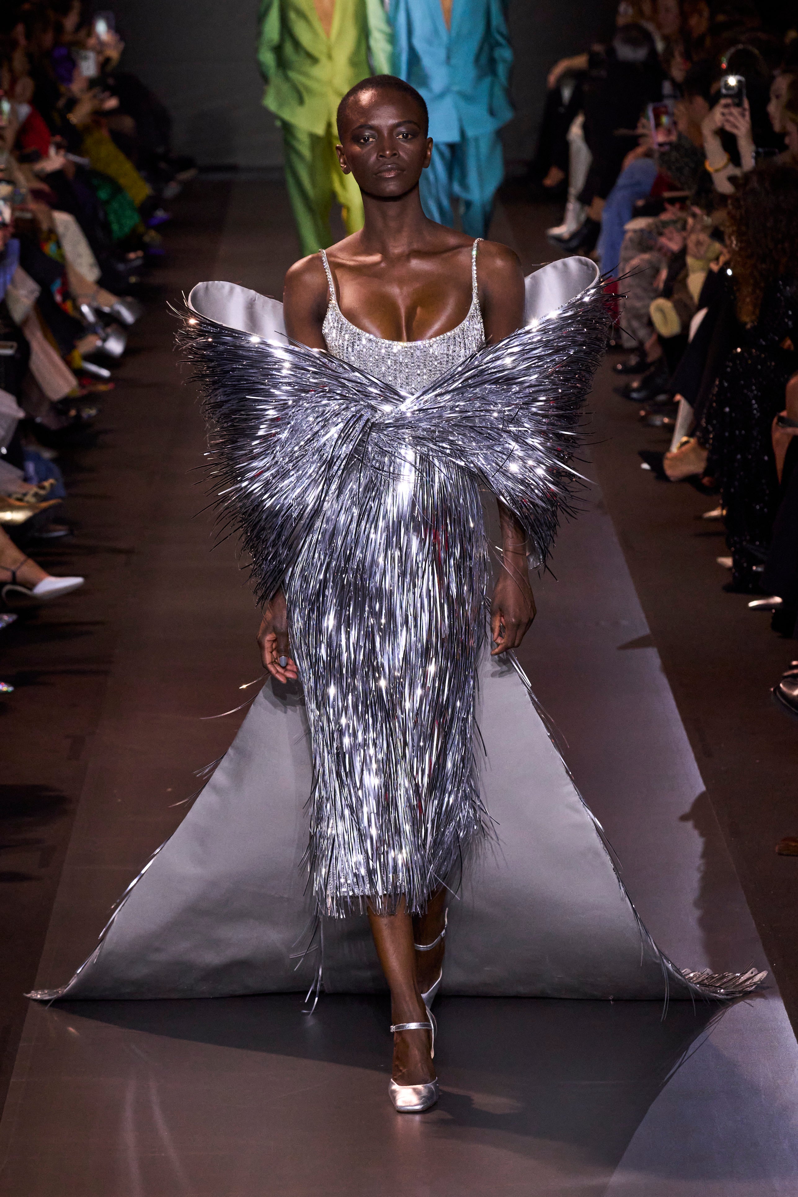 Estamos fascinadas con este impresionante vestido lazo joya de George Hobeika, que demuestra que el maximalismo puede ser absolutamente sofisticado.