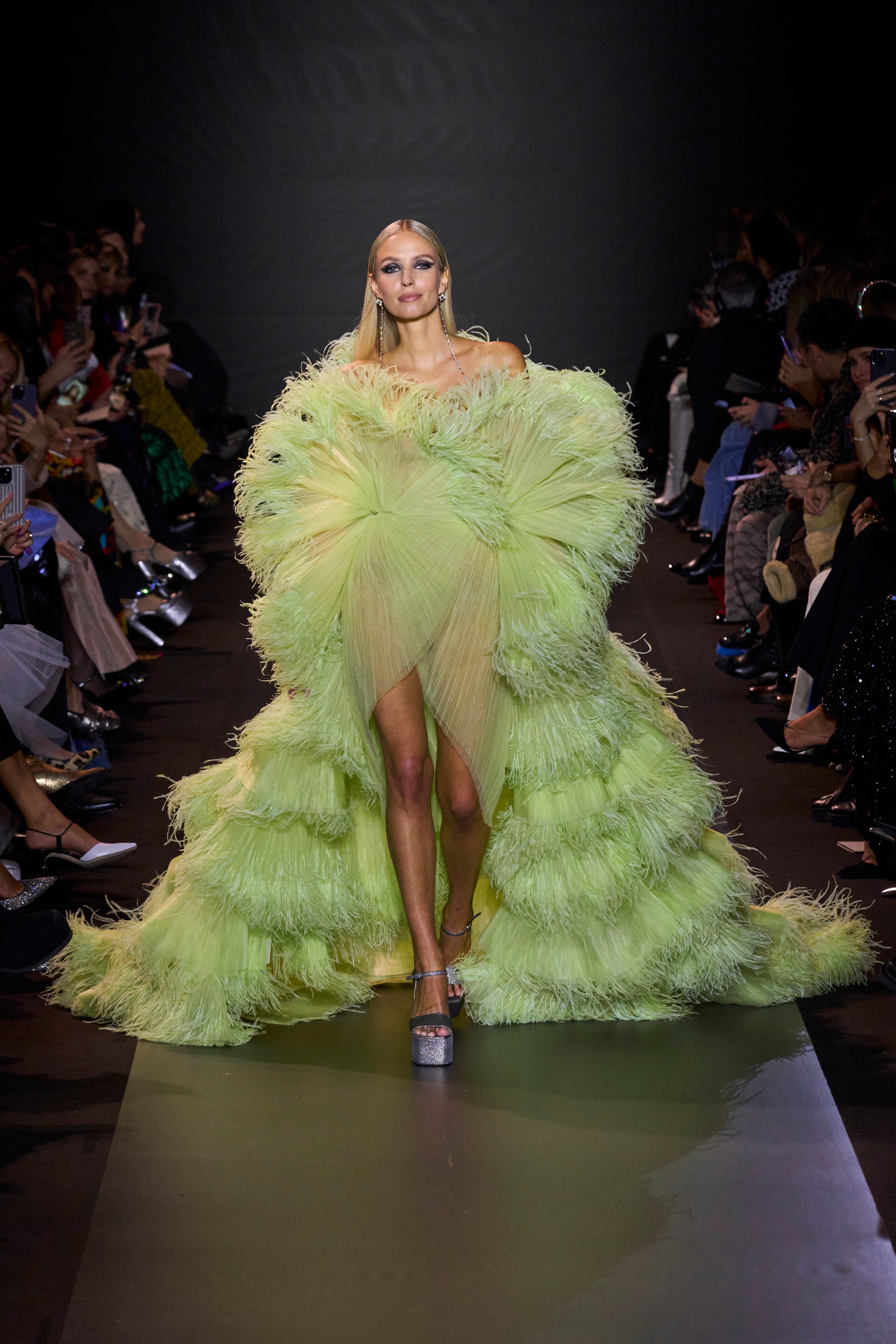 Flúor, plumas, maxivolúmenes... Hobeika ha jugado al más es más en su desfile, y ha ganado.