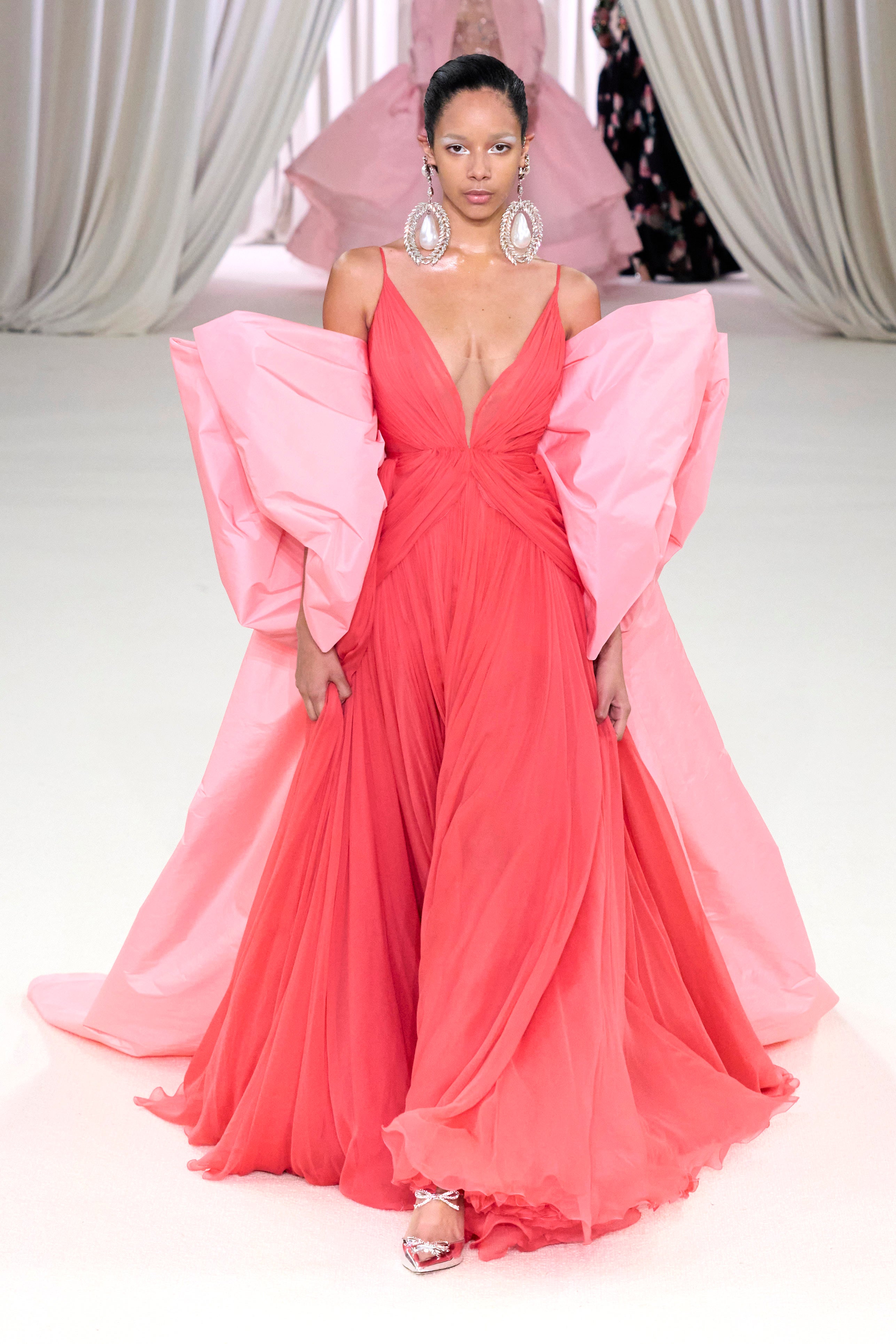 El juego de tejidos, la hiperfeminidad y el color han protagonizado el desfile de Valli en París.