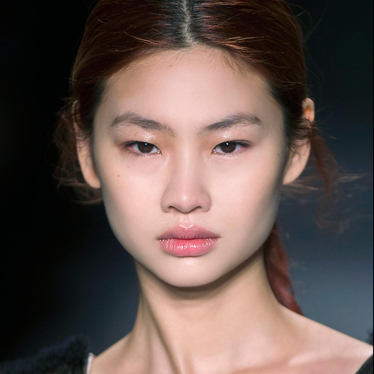 La piel clara, uniforme y lisa de la modelo se obtiene con ampollas antiedad coreanas