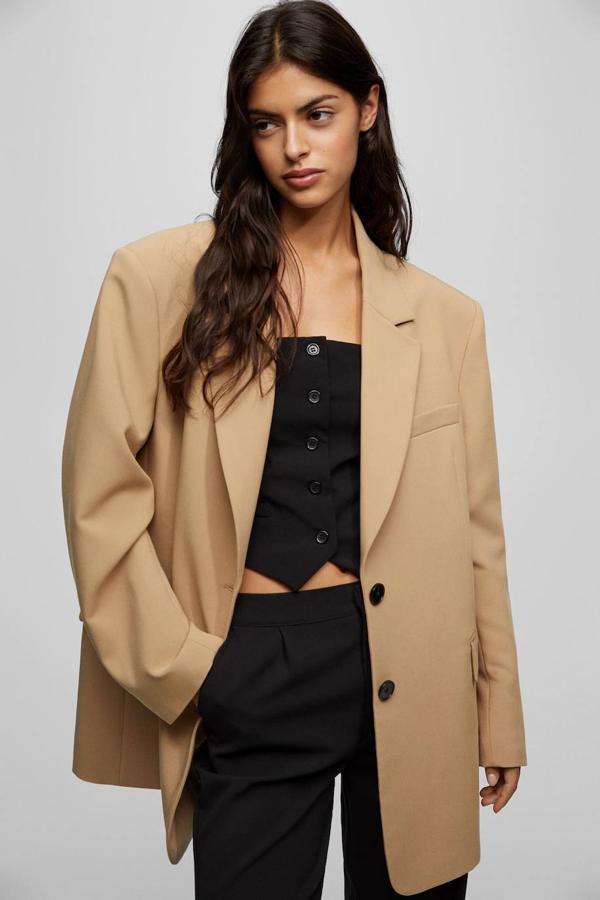 Blazer oversize con manga larga, hombros marcados, bolsillos y cuello solapa, tono tostado, de Pull&Bear. Encuéntrala de rebajas a 19,99 euros.
