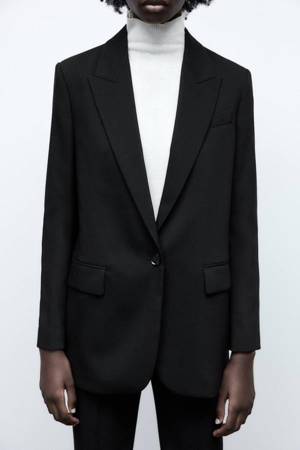 Blazer de traje con cuello solapa puntiagudo, manga larga, bolsillos y cierre de botón, color negro, de Zara. Está disponible en rebajas por 12,99 euros.