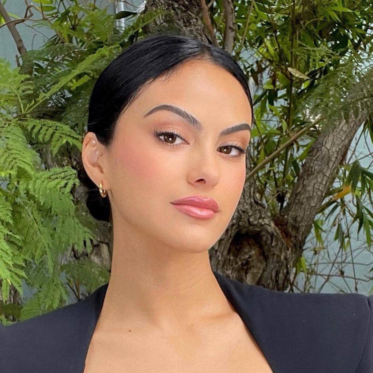 Presume de la piel perfecta de Camila Mendes con esta cremas hidratantes