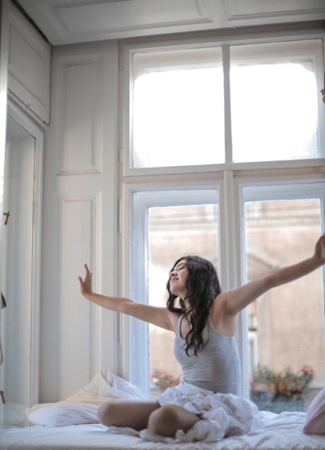 Imagen - Mujer despertándose/PEXELS