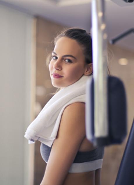 Imagen - Mujer con look deportivo/PEXELS