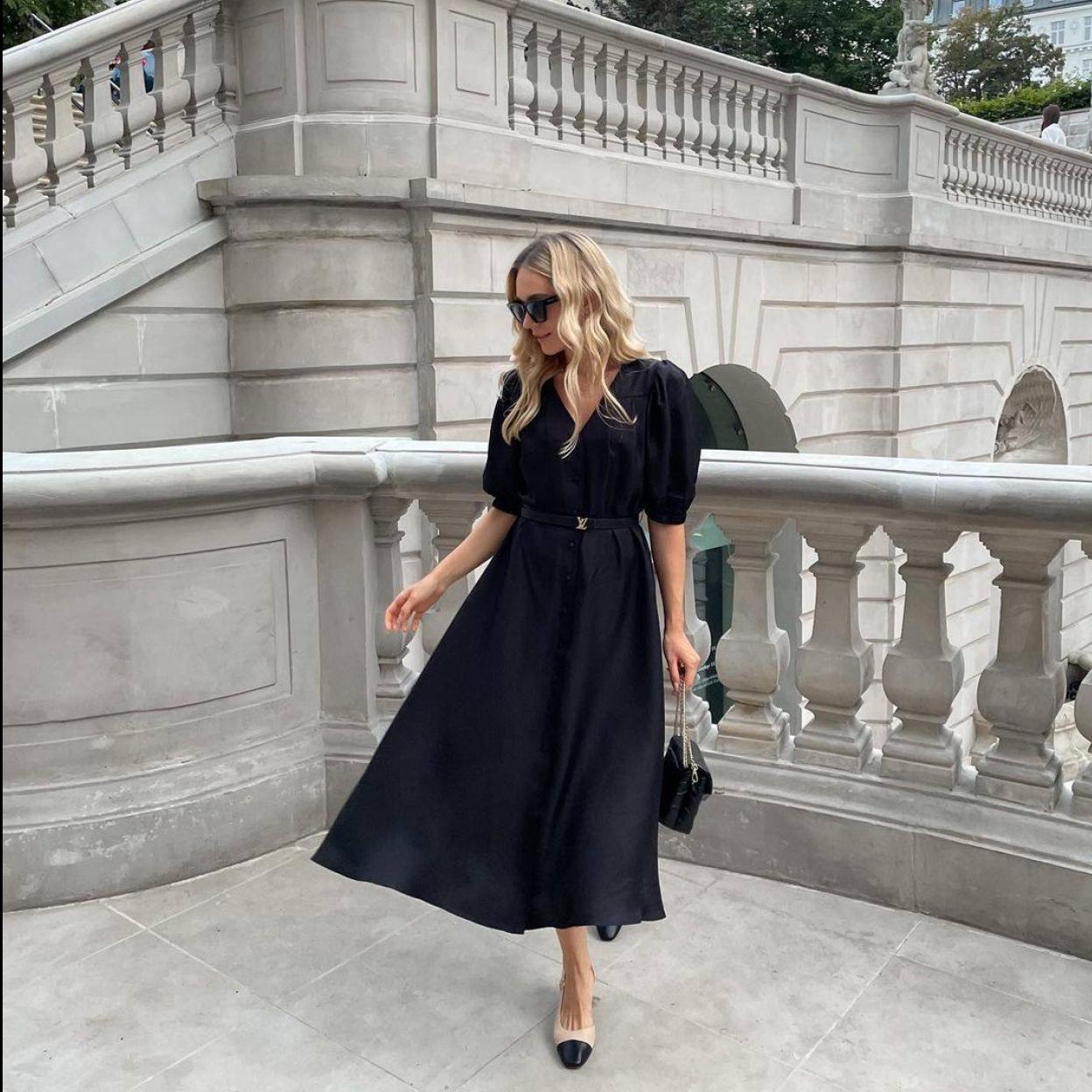 La influencer lleva un vestido midi negro elegante