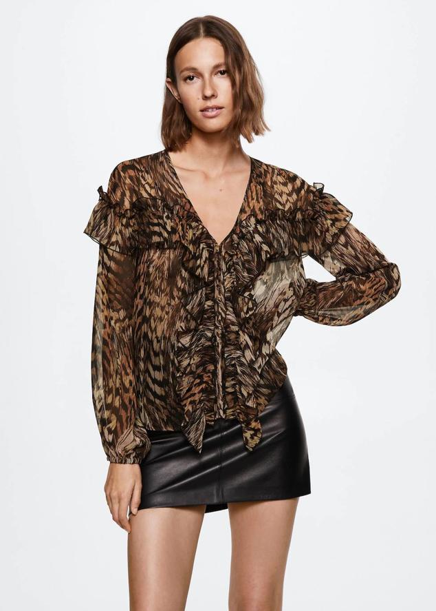 Blusa con animal print, manga larga abullonada, escote de pico y volantes, en tonos marrón, de Mango. Hazte con ella de rebajas por 29,99 euros.