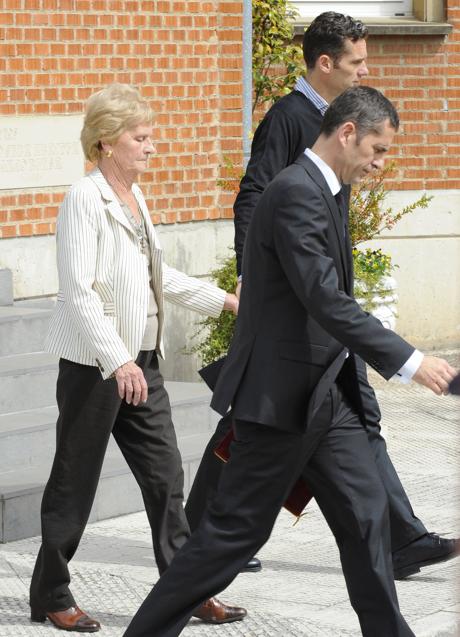 Imagen - Claire Liebaert junto a sus dos hijos, Mikel e Iñaki, en el entierro de Juan María Urdangarin en 2002. (Foto: GETTY IMAGES)
