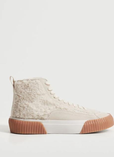 Imagen - Zapatillas de caña alta con borreguito de Mango Outlet. Foto: Mango Outlet.