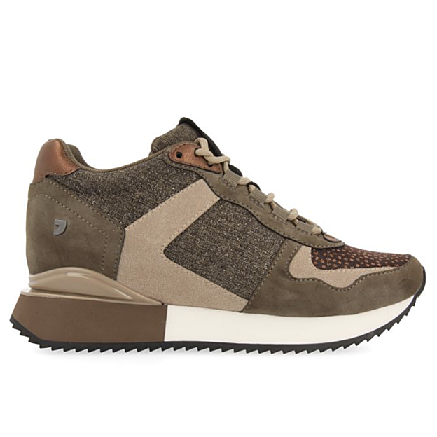 Zapatillas deportivas con tacón de Gioseppo.