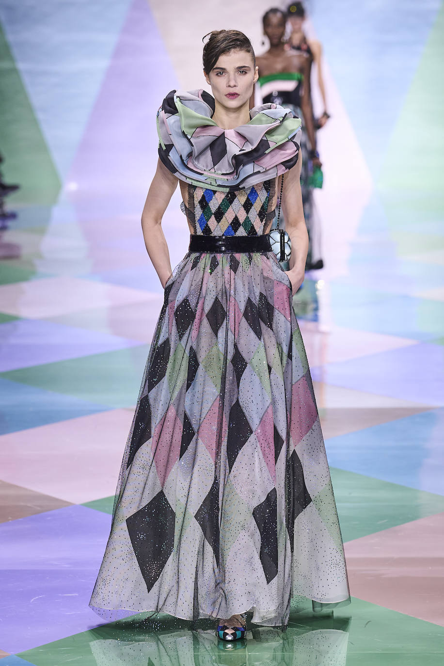 El estampado de rombos ha sido el hilo conductor del desfile de Armani Privé en la Alta Costura de París.