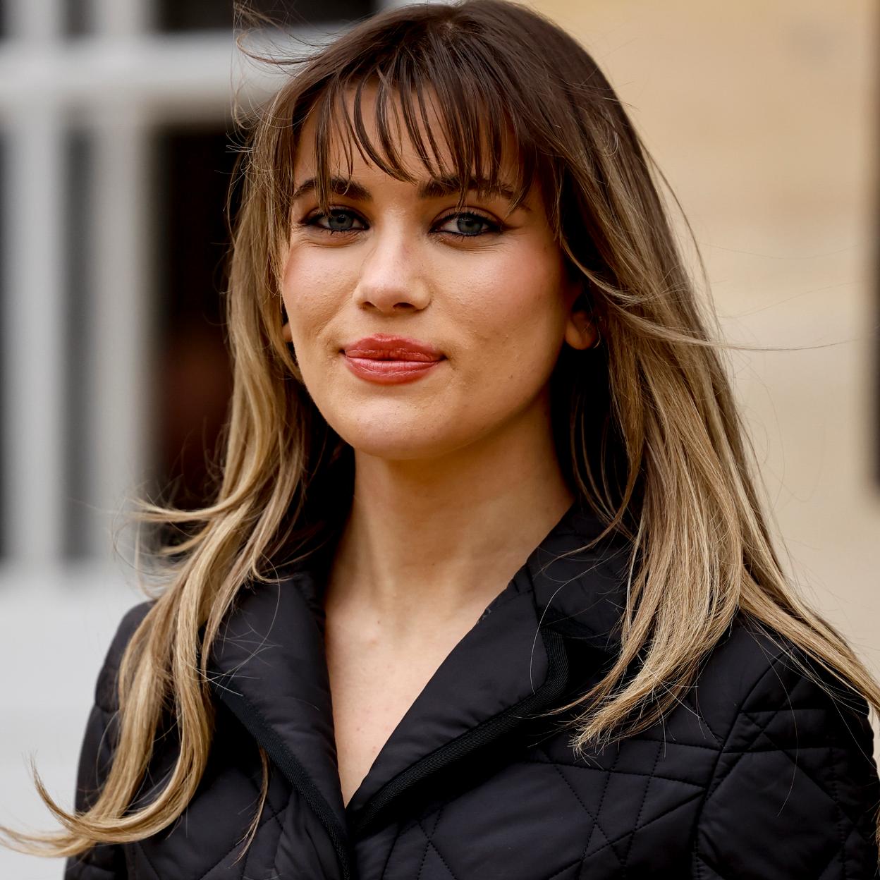 Una mujer en el street style de París.