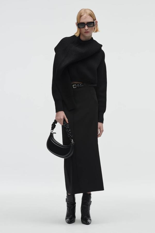 Falda midi de tubo con diseño recto, tiro alto, cinturón y falsos bolsillos, tono negro. Su precio rebajado es de 12,99 euros.