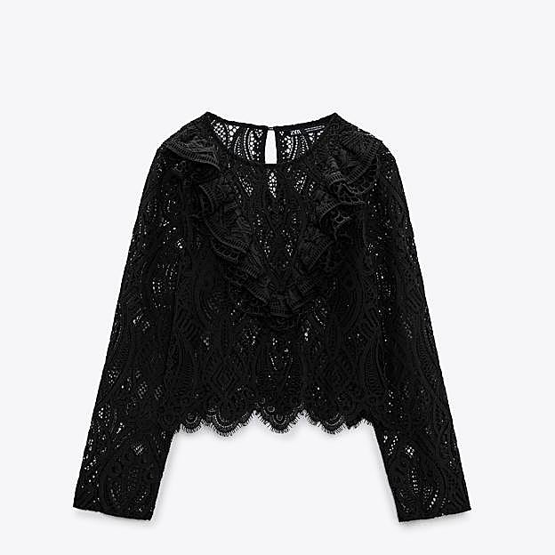 Blusa de encaje negro de Zara (12,99 euros).