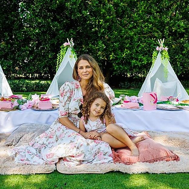 La princesa Magdalena de Suecia y su hija menor.