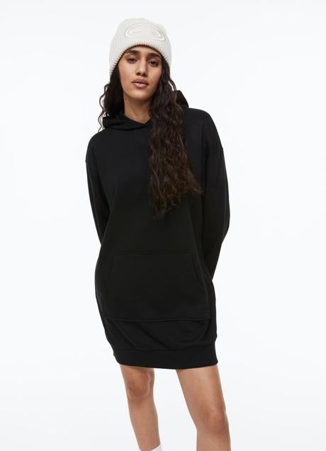 Imagen - Vestido negro con capucha de H&M, 29,99€.
