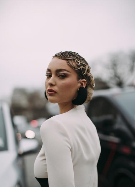 Imagen - Una mujer en el street style con recogido baby hairs. Foto: Imaxtree.