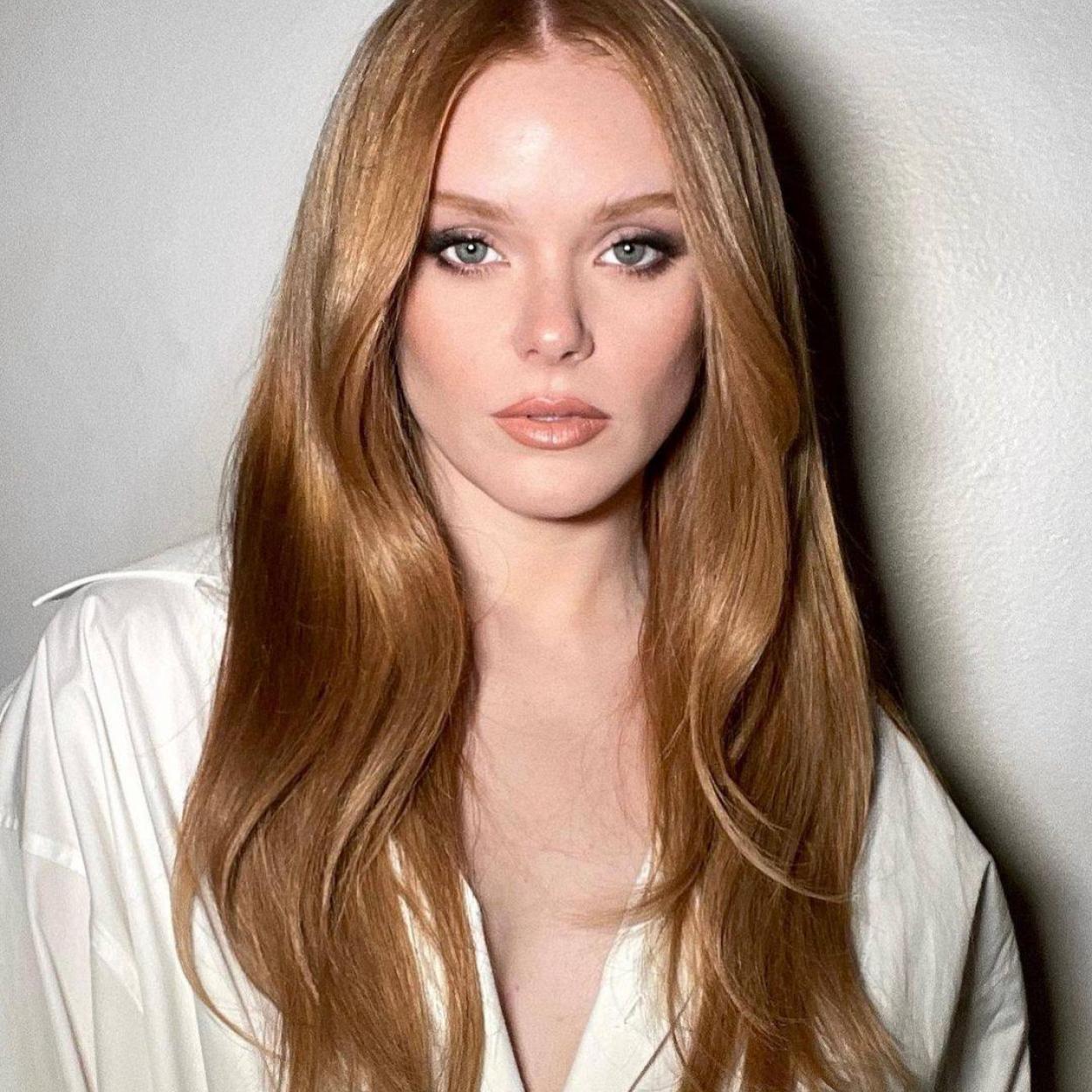 La melena cuidada y luminosa de Abbey Cowen se obtiene con estos tratamientos para el pelo