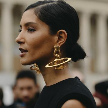 Imagen secundaria 1 - MODA: Donde comprar los pendientes XL que han triunfado en la Semana de la Alta Costura de París