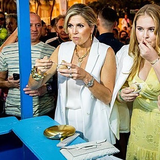 Imagen principal - Máxima de Holanda con un chaleco blanco de Zara.