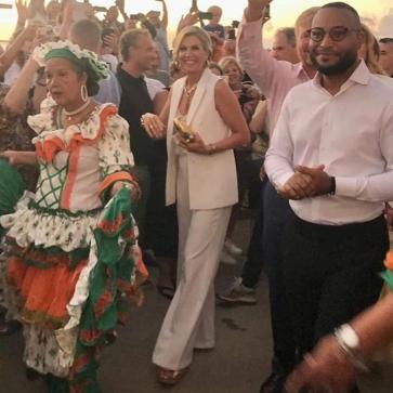 Imagen secundaria 1 - Máxima de Holanda con un chaleco blanco de Zara.