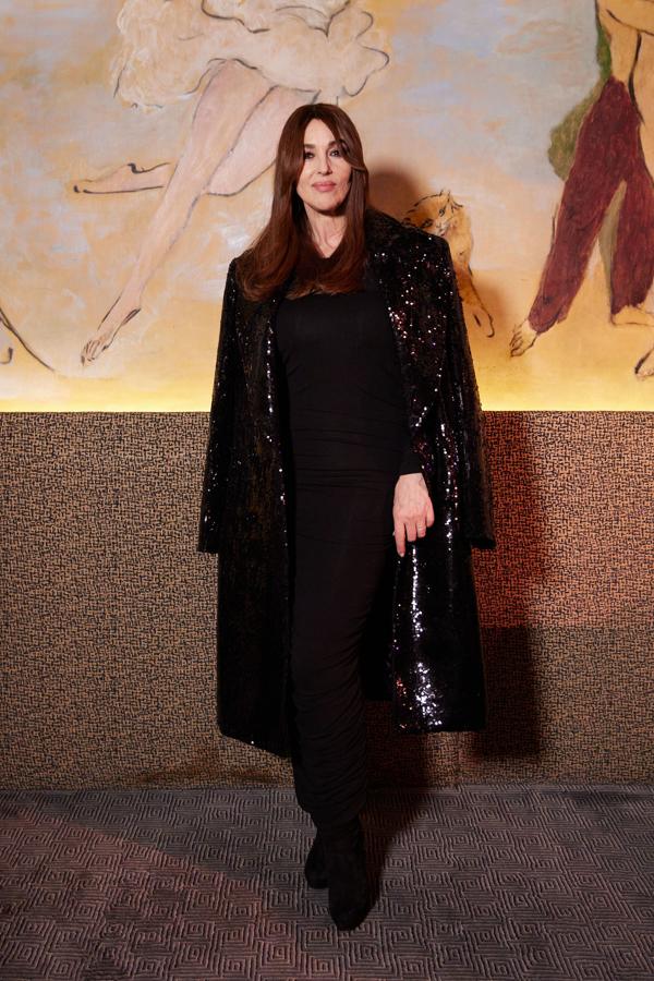 La italiana decidió lucir un vestido largo de un sobrio negro con escote barco y un abrigo de lentejuelas que convirtió el look en el auténtico protagonista de la noche. 