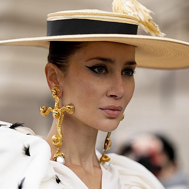 Imagen principal - MODA: Donde comprar los pendientes XL que han triunfado en la Semana de la Alta Costura de París