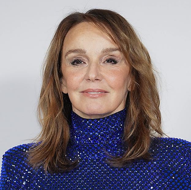 El look perfecto para arrasar a los 50 y los 60: copiamos en el low cost el outfit de la mejor vestida de Emily in Paris