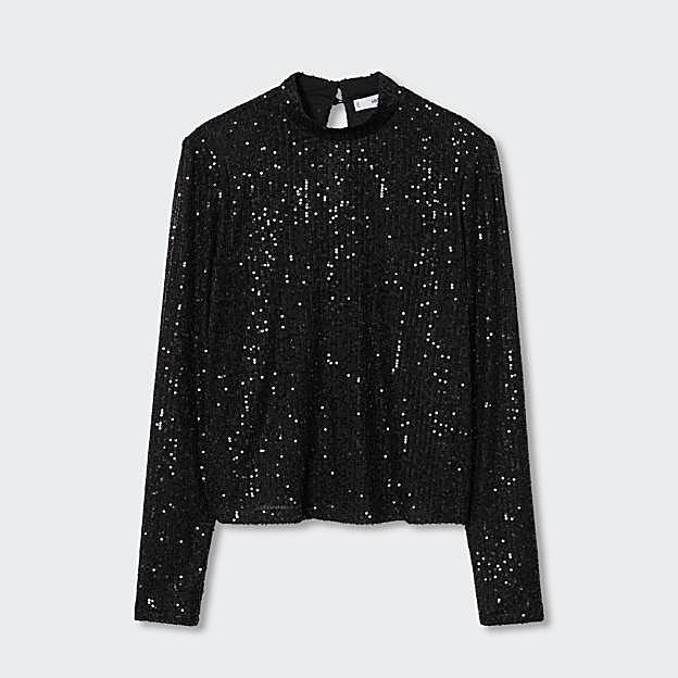 Imagen principal - La camiseta de lentejuelas de Mango, el jersey azul de Sfera y los pantalones negros de Mango.