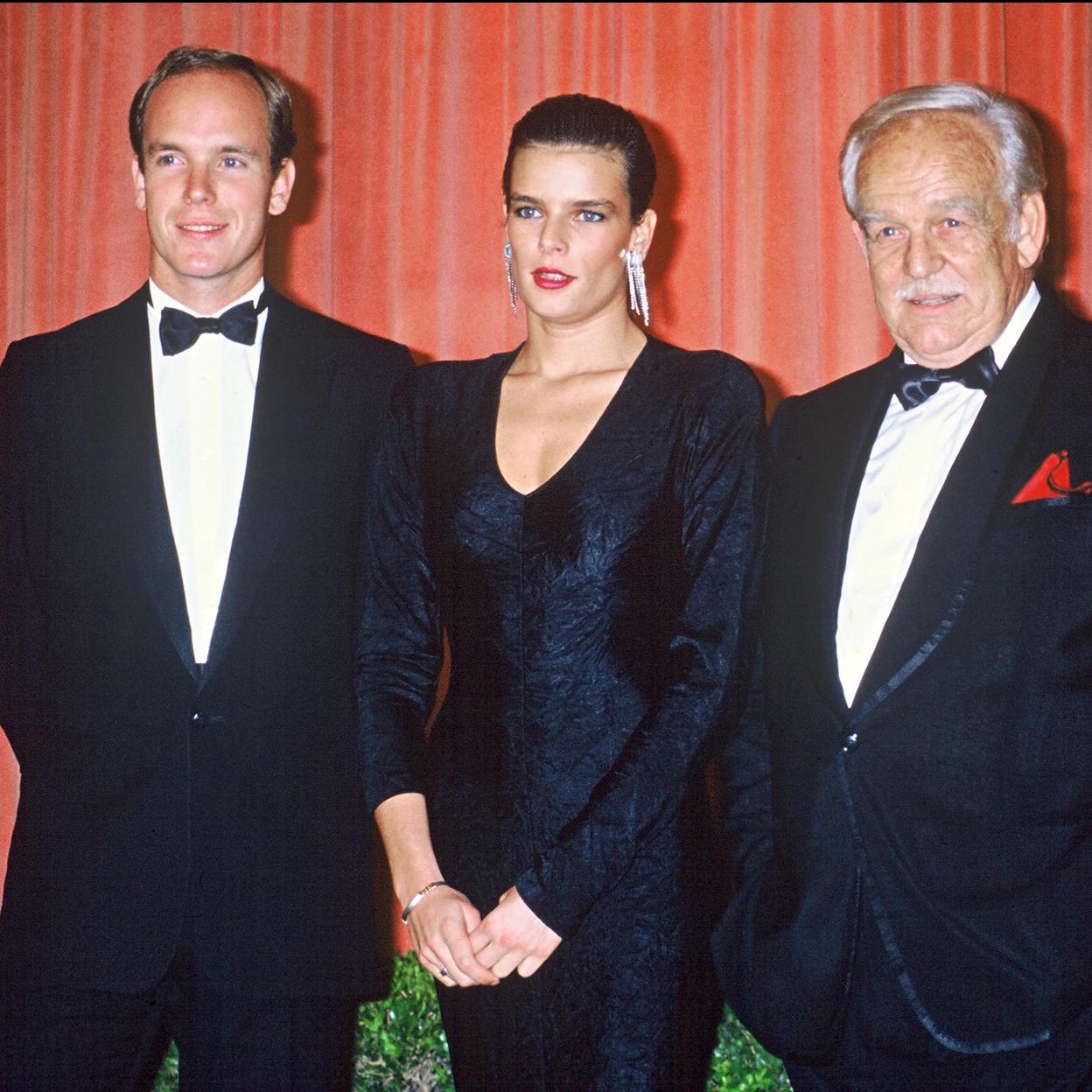 El príncipe Alberto de Mónaco, su hermana menor, Estefanía, y su padre, el príncipe Rainiero.