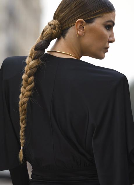 Imagen - Una mujer en el street styel con trenza. Foto: Imaxtree.