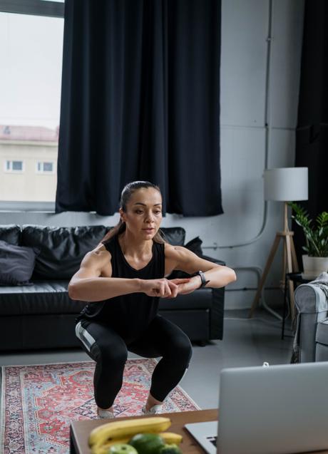 Imagen - Mujer haciendo sentadillas/PEXELS