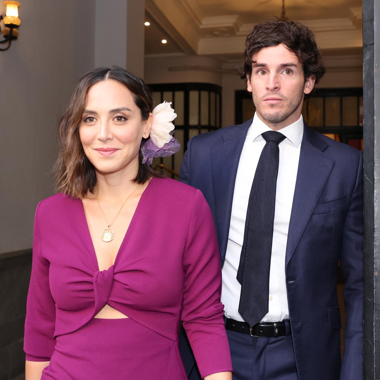 Tamara Falcó e Íñigo Onieva, en su último evento justo antes de su ruptura, de camino a una boda en la que también circuló el famoso vídeo del beso en el festival Burning Man. 